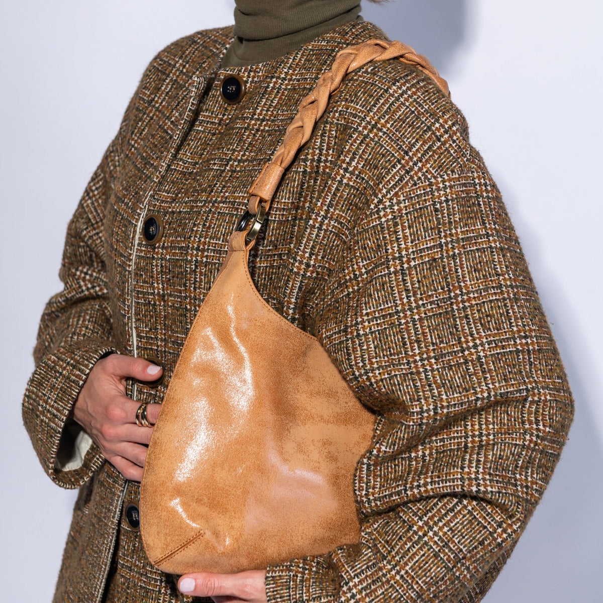 Madison Shoulder Bag In Buffed Leather - Whiskey