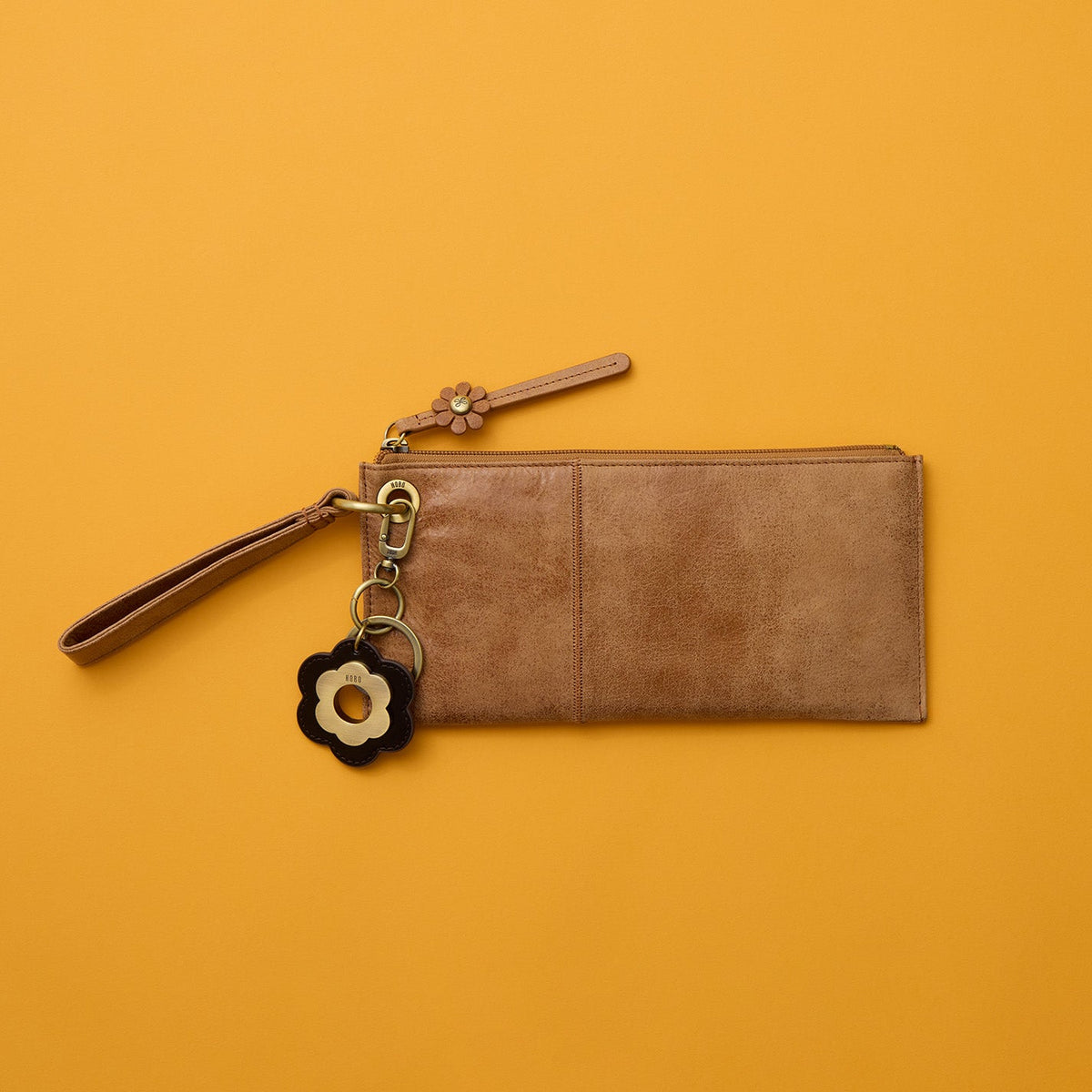 Daisy Keychain In Polished Leather - Black