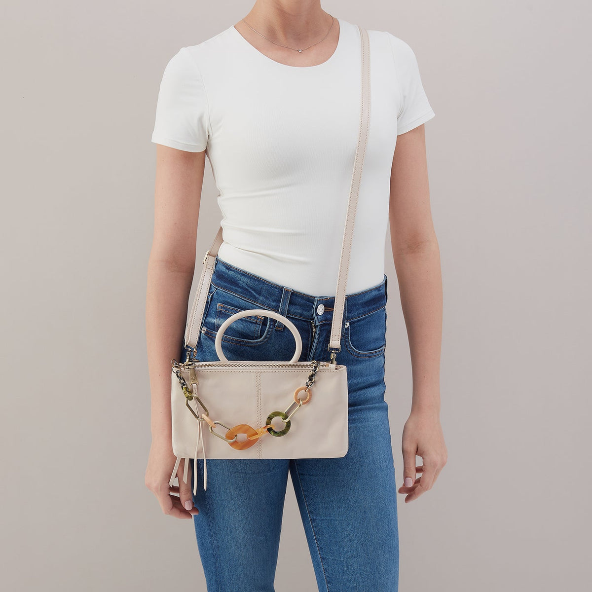 Sable Crossbody With Charm In Polished Leather - Pale Flax
