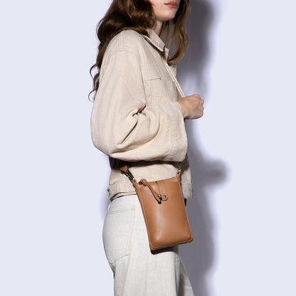 Cass Phone Crossbody In Pebbled Leather - Brown Sugar