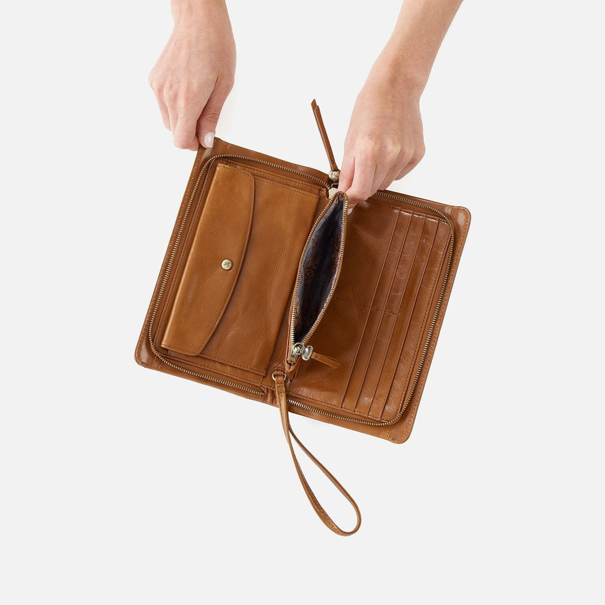 Evolve Wristlet In Polished Leather - Truffle