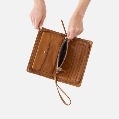 Evolve Wristlet In Polished Leather - Truffle